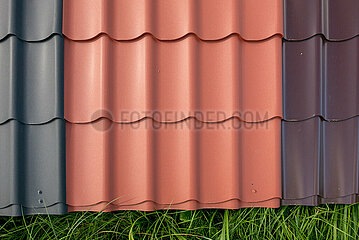 Polen  Kolobrzeg - Muster von Kunststoffelementen  die Dachziegel imitieren  bei einem Baumarkt