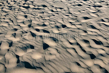 Polen  Kolobrzeg - Wellenmuster des Windes im Sand an der Ostseekueste