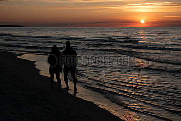 Polen  Kolobrzeg - Paar bei Sonnenuntergang an der Ostsee