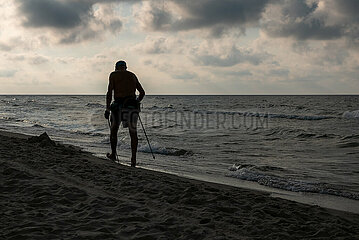 Polen  Dzwirzyno - Alter Mann beim Nordic Walking am Ostseestrand