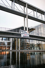 Bannerdrop gegen Shell in Berlin