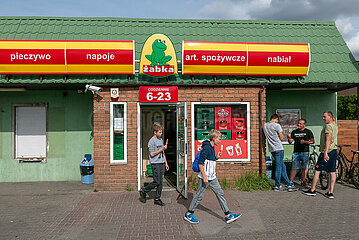 Polen  Poznan - Zabka- Filiale  Zabka ist eine nationale Frenchise-Supermarktkette  etwas teurer und spezialisiert auf kurze Wartezeiten und spaete Oeffnungszeiten