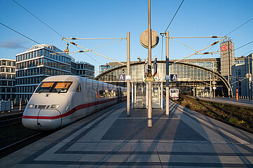 Berlin  Deutschland  Intercity-Express-Zug (ICE) haelt am Bahnsteig auf dem Berliner Hauptbahnhof