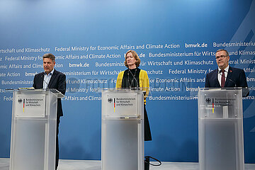 Berlin  Deutschland - Robert Habeck mit Kerstin Andreae und Joerg Dittrich bei einer Pressekonferenz im BMWK.