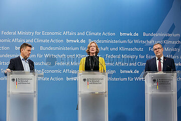 Berlin  Deutschland - Robert Habeck mit Kerstin Andreae und Joerg Dittrich bei einer Pressekonferenz im BMWK.