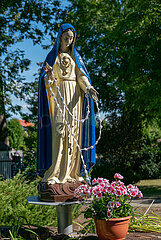 Polen  Opatowko - leicht kitschige Marienstatue im Garten einer Kirche auf dem Land