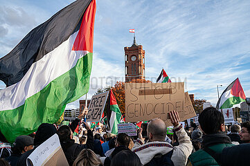 Berlin  Deutschland  Pro-Palaestina Demonstration fuer Palaestina und gegen Israel im Bezirk Mitte