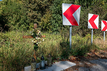 Polen  Kokoszki - Kreuz an Landstrasse zum Gedenken an einen Verkehrstoten