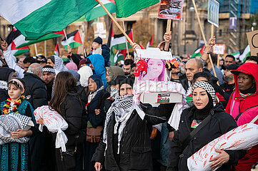 Berlin  Deutschland  Pro-Palaestina Demonstration fuer Palaestina und gegen Israel im Bezirk Mitte