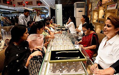 INDIA-BHOPAL-DHANTERAS FESTIVAL-JEWELRY BUYING