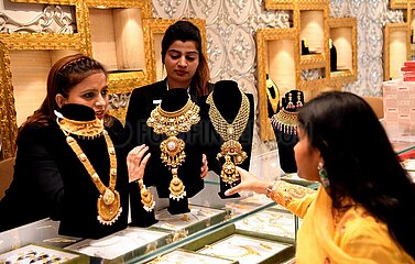 INDIA-BHOPAL-DHANTERAS FESTIVAL-JEWELRY BUYING