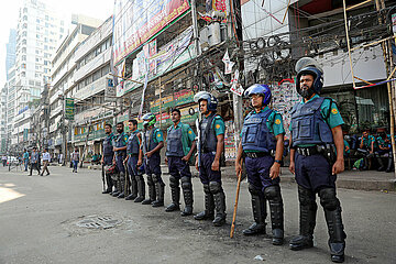 Transport-Blockade: Polizei patrouilliert vor BNP Zentrale in Dhaka  Bangladesch