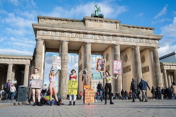 Berlin  Deutschland  Militante Veganer bei einer Aufklaerungskampagne vor dem Brandenburger Tor