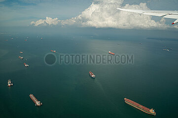 Singapur  Republik Singapur  Luftbild zeigt den Blick aus einem Flugzeugfenster auf die Strasse von Singapur mit Frachtschiffen auf dem Wasser