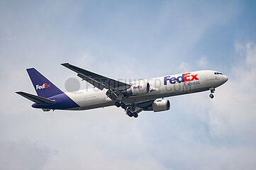 Singapur  Republik Singapur  Boeing 767-300F Frachtflugzeug der FedEx Express im Landeanflug auf den Flughafen Changi