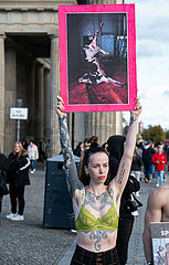 Berlin  Deutschland  Veganerin bei einer Aufklaerungskampagne vor dem Brandenburger Tor