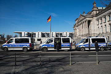 Berlin  Deutschland  Einsatzfahrzeuge der Polizei parken neben dem Reichstag im Regierungsviertel