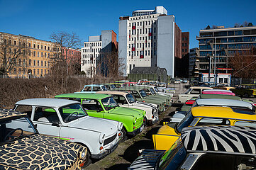 Berlin  Deutschland  Bunte Trabis stehen auf einem Parkplatz im Bezirk Mitte