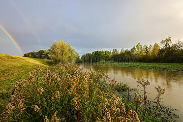 Herbstlandschaft mit Regenbogen an der Seseke  Bergkamen  Ruhrgebiet  Nordrhein-Westfalen  Deutschland