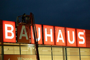 Deutschland  Bremen - Schriftzug der Baumarktkette Bauhaus wird von einer Montage-Firma ausgewechselt