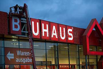 Deutschland  Bremen - Schriftzug der Baumarktkette Bauhaus wird von einer Montage-Firma ausgewechselt