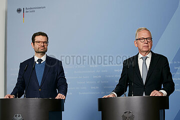 Berlin  Deutschland - Marco Buschman und Lutz Goebel bei einer Pressekonferenz im Bundesjustizministerium.