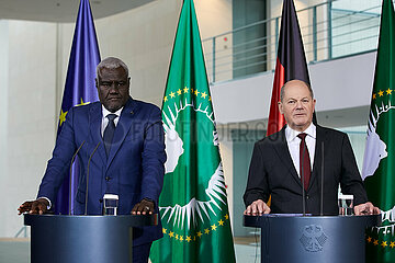 Berlin  Deutschland - Moussa Faki Mahamat mit Olaf Scholz bei der Pressekonferenz anlaesslich der Compact-with-Africa-Konferenz.