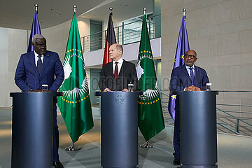 Berlin  Deutschland - Moussa Faki Mahamat mit Olaf Scholz und Azali Assoumani bei der Pressekonferenz anlaesslich der Compact-with-Africa-Konferenz.