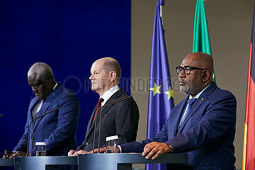Berlin  Deutschland - Moussa Faki Mahamat mit Olaf Scholz und Azali Assoumani bei der Pressekonferenz anlaesslich der Compact-with-Africa-Konferenz.