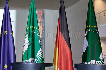 Berlin  Deutschland - EU-Fahne mit der deutschen Nationalflagge und der Fahne der Afrikanischen Union bei der Pressekonferenz anlaesslich der Compact-with-Africa-Konferenz.