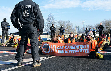 Letzte Generation und Scientist Rebellion blockiert Tagebau Zufahrt bei Lützerath