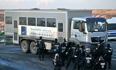 Ende Gelände besetzt Garzweiler II  wird von Polizei abgehalten und von RWE-LKWs abtransportiert