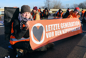 Letzte Generation und Scientist Rebellion blockiert Tagebau Zufahrt bei Lützerath