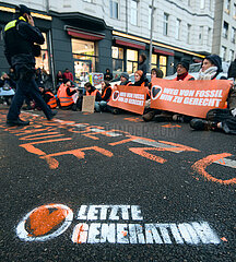 Letzte Generation blockiert Rosenthaler Platz in Berlin