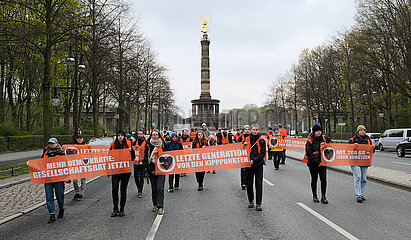 Letzte Generation: Massive Schmerzgriffe bei Räumung einer Blockade in Berlin