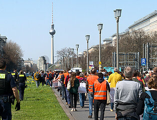 Am 21.04.2023 versammelten sich etwa 200 Aktivist*innen der Letzten Generation nahe dem Frankfurter Tor und marschierten in langsamem Tempo die Karl-Marx-Allee in Berlin entlang. Versuche der Polizei  sie daran zu hindern  blieben größtenteils erfolglos