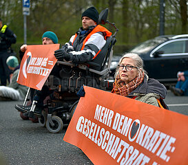 Letzte Generation: Massive Schmerzgriffe bei Räumung einer Blockade in Berlin