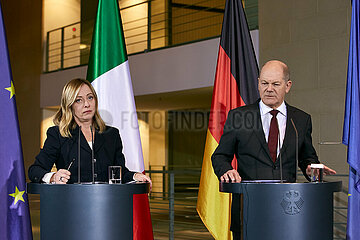 Berlin  Deutschland - Giorgia Meloni und Olaf Scholz bei einer Pressekonferenz im Kanzleramt.