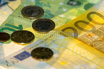 Deutschland  Bremen - Eurobanknoten und Centmuenzen