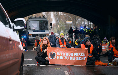 Letzte Generation blockiert Puschkinallee in Berlin