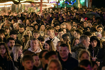 Deutschland  Bremen - Menschenmenge auf dem Bremer Freimarkt (Jahrmarkt seid 1035)