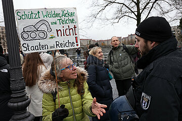Berlin  Deutschland  DEU - Putinfreundliche Friedensdemonstration - Nein zu Kriegen