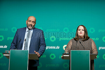 Berlin  Deutschland - Die Bundesvorsitzenden Omid Nouripour und Ricarda Lang von BUENDNIS 90/DIE GRUENEN bei einer Pressekonferenz.
