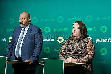 Berlin  Deutschland - Die Bundesvorsitzenden Omid Nouripour und Ricarda Lang von BUENDNIS 90/DIE GRUENEN bei einer Pressekonferenz.