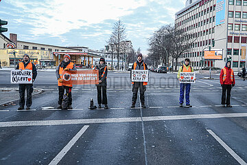 Letzte Generation: Handwerker blockieren Straße in Berlin