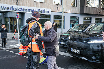 Letzte Generation: Handwerker blockieren Straße in Berlin