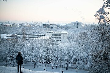München voller Schnee: Viele Menschen gehen rodeln