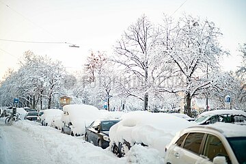 München voller Schnee: Viele Menschen gehen rodeln