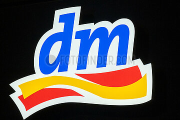 Deutschland  Bremen - Logo an einer Filiale der Drogeriekette DM