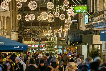 Deutschland  Bremen - Weihnachtsgeschaeft in der Innenstadt (Soegestrasse)